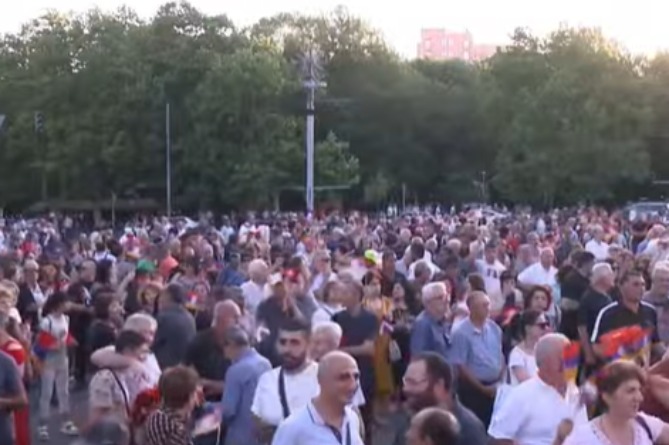 В Ереване проходит общереспубликанский митинг оппозиции В Ереване проходит общереспубликанский митинг оппозиции