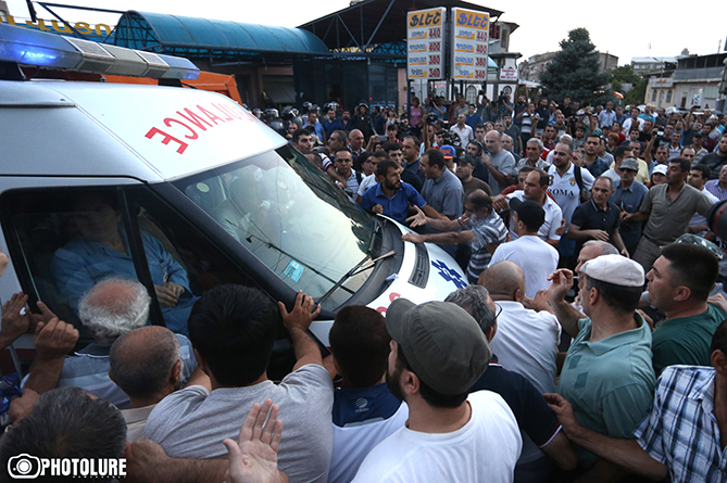 В столкновениях у захваченного здания полка ППС в Ереване пострадали четверо полицейских