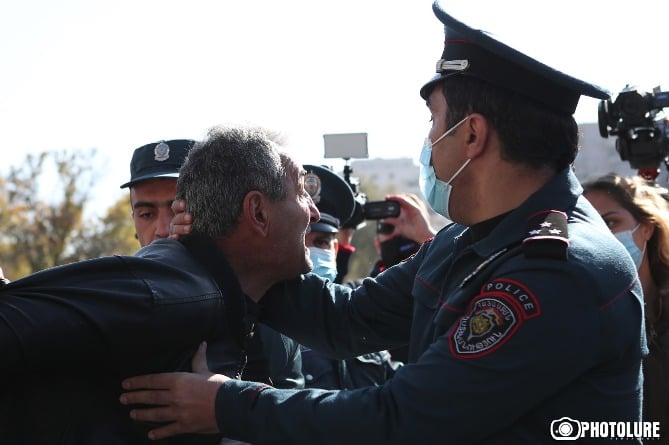 Напряженная ситуация на площади Свободы в Ереване: задержаны десятки людей (ВИДЕО)