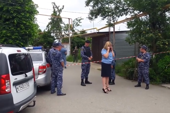 Ադլերում 61–ամյա հայ տղամարդը որսորդական հրացանով սպանել է հայ դատական կատարածուներին.ԿԱԴՐԵՐ ԴԵՊՔԻ ՎԱՅՐԻՑ