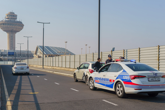 Водителей такси в аэропорту "Звартноц" проверили на предмет соответствия требованиям лицензии (ФОТО) Водителей такси в аэропорту "Звартноц" проверили на предмет соответствия требованиям лицензии (ФОТО)