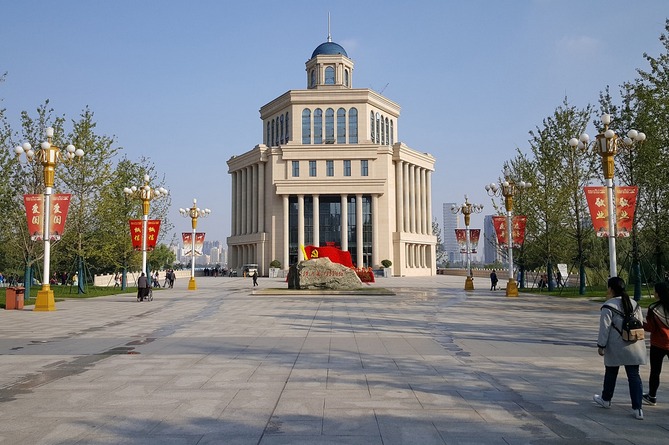 Власти китайского Уханя сняли ограничения на выезд из города