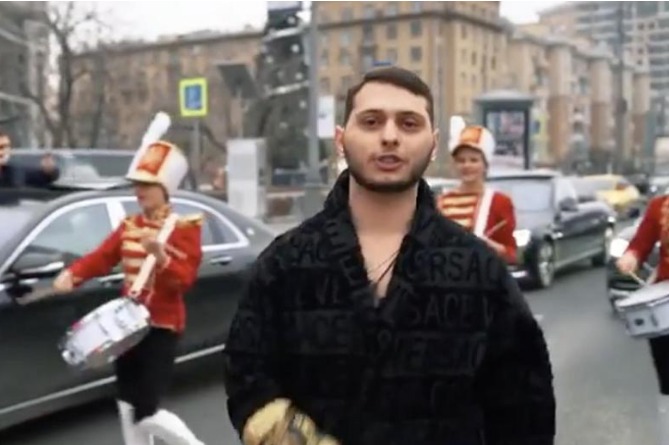 Гриша Зироян заблокировал Новый Арбат из-за съемок клипа (ВИДЕО) 