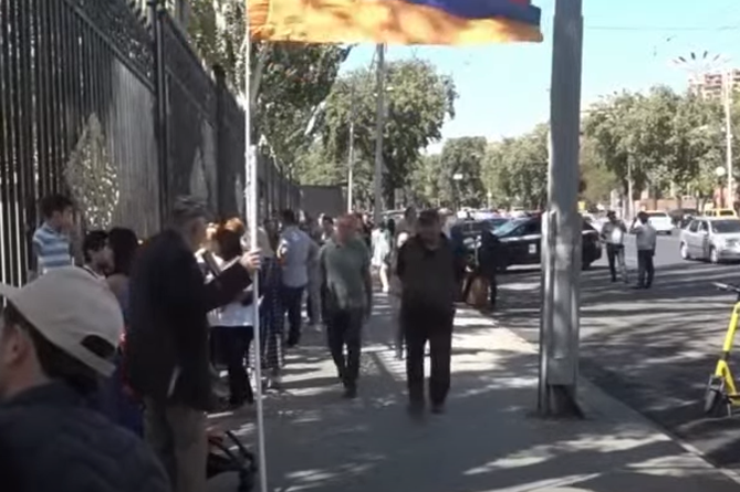 У парламента Армении возобновилась акция протеста