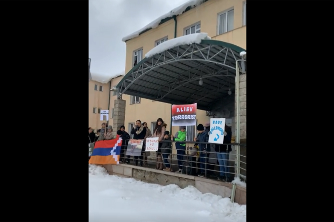 "Azerbaijan terrorist": участники митинга в Степанакерте заявили о единении для защиты своих прав (ВИДЕО) 