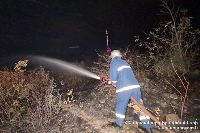 Спасатели тушили пожар близ телебашни в Ереване более 2 часов (ФОТО) Спасатели тушили пожар близ телебашни в Ереване более 2 часов (ФОТО)