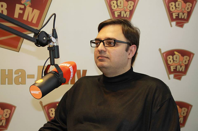  Автор петиции против "голубых огоньков" Вадим Манукян извинился перед примадонной 