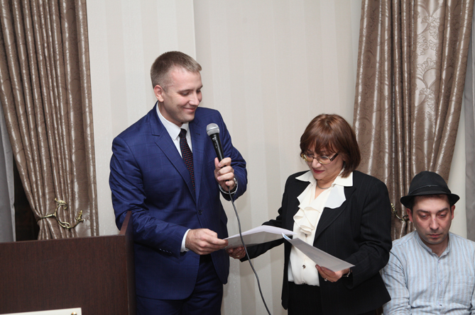 Ռոսսոտրուդնիչեստվոն «Նովոստի-Արմենիայի» գլխավոր տնօրենին պարգևատրել է ռուսաց լեզվի հանրահռչակման համար դիպլոմով Ռոսսոտրուդնիչեստվոն «Նովոստի-Արմենիայի» գլխավոր տնօրենին պարգևատրել է ռուսաց լեզվի հանրահռչակման համար դիպլոմով