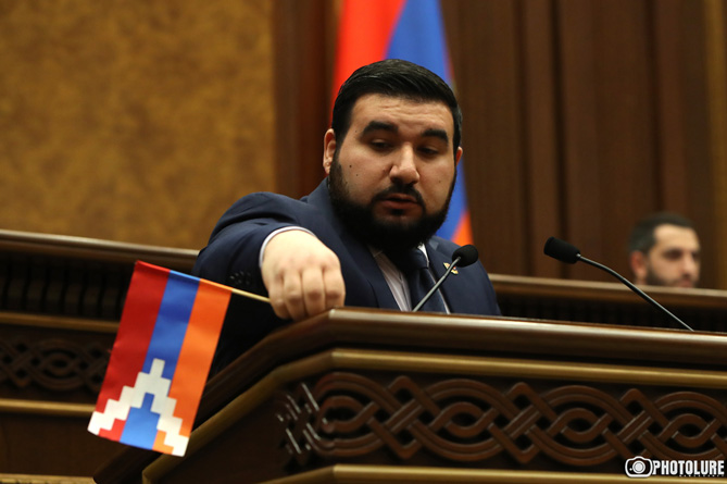 Провластный депутат убрал флаг Арцаха, установленный на трибуне парламента Провластный депутат убрал флаг Арцаха, установленный на трибуне парламента