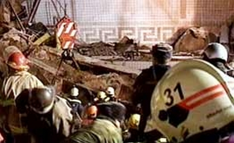 Разбирать обрушившуюся крышу рынка в Москве начнут через два-три часа - Лужков Разбирать обрушившуюся крышу рынка в Москве начнут через два-три часа - Лужков