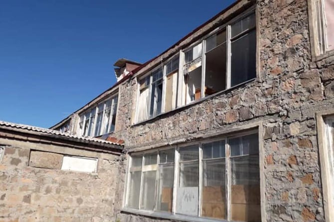 Удары вражеских беспилотников нанесли ущерб двум школам в Армении (ФОТО)