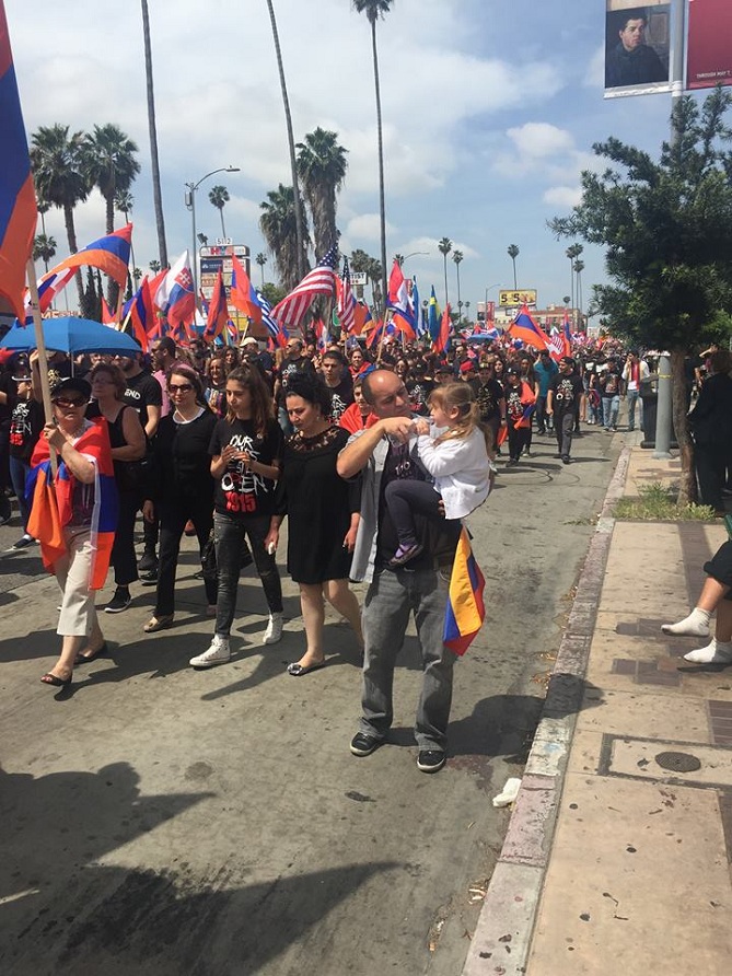 Шествие по случаю 102-ой годовщины Геноцида армян в районе Лос-Анджелеса -3