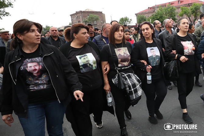 Участники акции в защиту Гаяне Акопян, обвиняемой в похищении сына Пашиняна, начали сидячую забастовку у здании правительства Участники акции в защиту Гаяне Акопян, обвиняемой в похищении сына Пашиняна, начали сидячую забастовку у здании правительства