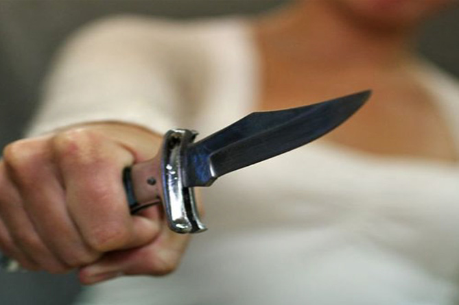60–ամյա հարևանուհին հուշանվեր դաշույնով դանակահարել է 19–ամյա երիտասարդին