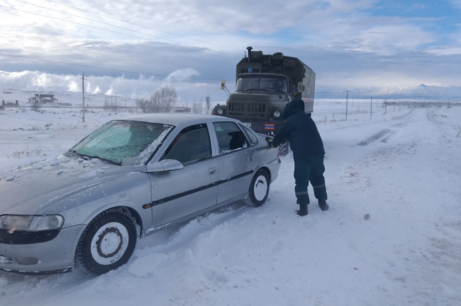 Почти 150 автомашин и 279 граждан застряли в снегу в регионах Армении (ФОТО)
