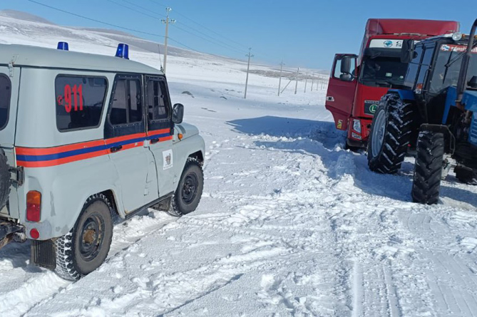 Два грузовика застряли в снегу на севере Армении Два грузовика застряли в снегу на севере Армении