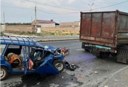 Խոշոր ավտովթար՝ Երևան–Էջմիածին ճանապարհին․ VAZ–ը մխրճվել է ZIL–ի մեջ, վարորդին դուրս են բերել հատուկ տեխնիկայի միջոցով