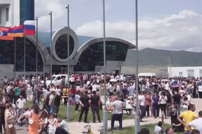   "Не будьте безразличны, мы верили вам": митингующие в Арцахе публично обратились к российским миротворцам