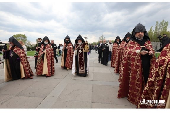 Գարեգին Բ-ն հարգանքի տուրք է մատուցել Հայոց ցեղասպանության զոհերի հիշատակին
