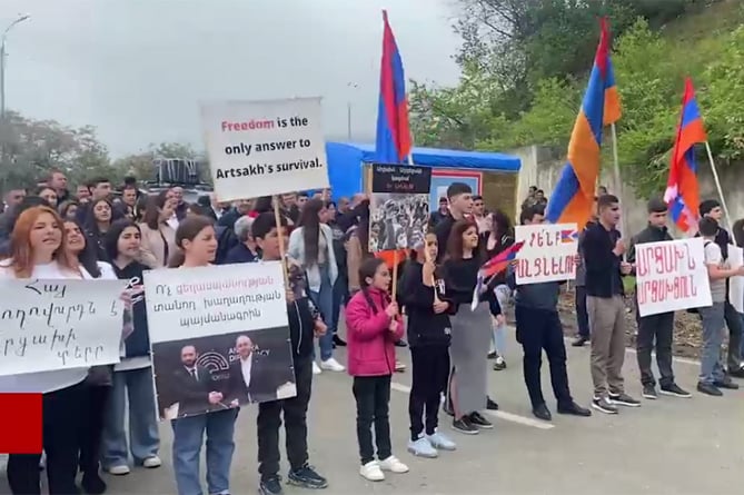 Акция протеста проходит возле села Корнидзор в Сюнике на дороге в Арцах, где азербайджанцы установили КПП
