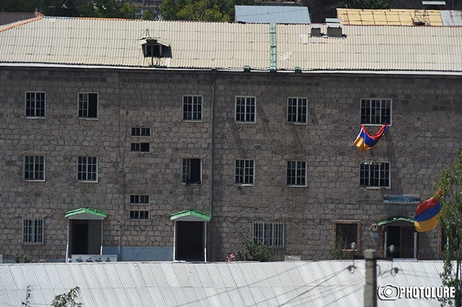 Երևանում ՊՊԾ գնդի շենքը գրավածները ներկայացրել են պատանդներին ազատելու պայմանները Երևանում ՊՊԾ գնդի շենքը գրավածները ներկայացրել են պատանդներին ազատելու պայմանները