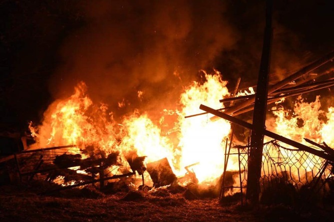 Разрушение и пожар: опубликованы кадры последствий обстрела Степанакерта после объявленного прекращения огня (ФОТО)