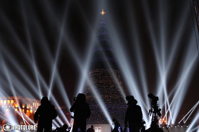 The main Christmas tree of Armenia turns on the lights (PICTURE STORY)-3