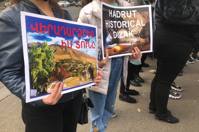 Жительницы арцахского Гадрута начали митинг у резиденции президента в Ереване