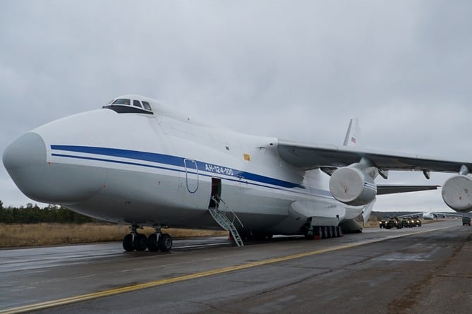 Два российских военных самолета Ан-124 доставили в Армению миротворцев и бронетехнику