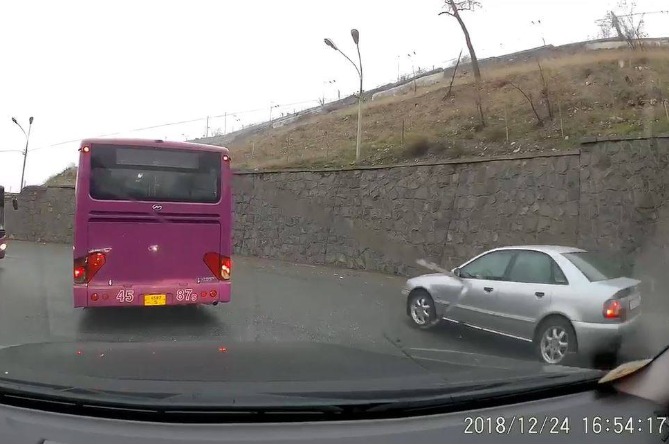 Երևանում երթևեկության կանոնները կոպտորեն խախտած ավտոբուսի վարորդը հեռացվել է աշխատանքից (ՖՈՏՈ) Երևանում երթևեկության կանոնները կոպտորեն խախտած ավտոբուսի վարորդը հեռացվել է աշխատանքից (ՖՈՏՈ)