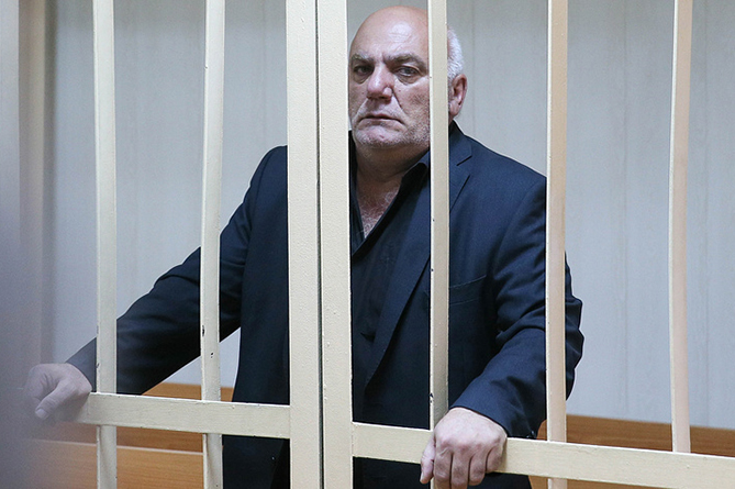 Мать Арама Петросяна, захватившего заложников в московском банке, попала в психбольницу Мать Арама Петросяна, захватившего заложников в московском банке, попала в психбольницу