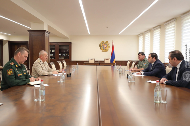 Глава миротворцев проинформировал министра обороны Армении о ситуации в Арцахе