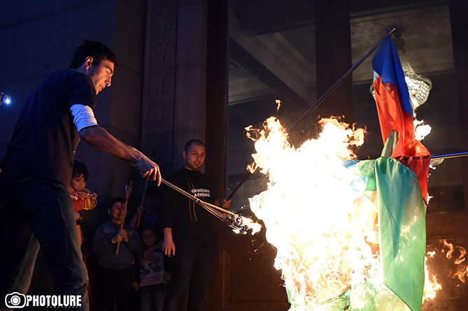 Երևանում կազմակերպված ջահերով երթի մասնակիցները վառել են Թուրքիայի և Ադրբեջանի դրոշները