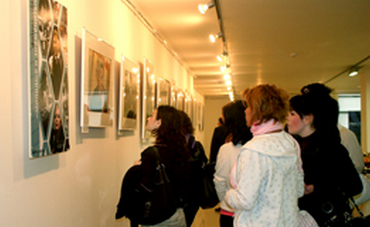 Беспрецедентная фотовыставка «Молодые и знаменитые», организованная РИА Новости,  открылась в Ереване