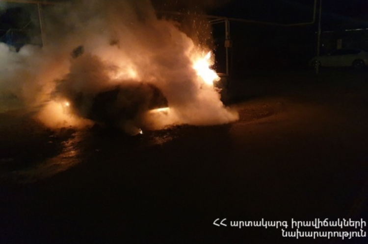 Երևանում Opel–ը բախվել է բենզալցակայանի լիցքավորման ապարատին ու բռնկվել