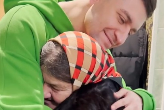 «Ոսկի տղա». հայտնի ռեփեր Դավան բնակարան է գնել 72-ամյա անօթևան տատիկի համար (ՎԻԴԵՈ) «Ոսկի տղա». հայտնի ռեփեր Դավան բնակարան է գնել 72-ամյա անօթևան տատիկի համար (ՎԻԴԵՈ)