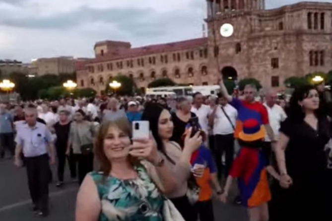 В Ереване стартовало шествие к резиденции президента