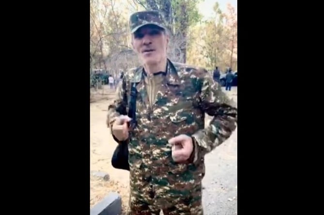 Известный актер Вардан Петросян проходит подготовку и готов отправиться на арцахский фронт (ВИДЕО)