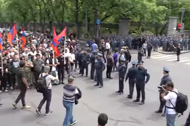 Протестующие в Ереване перекрыли проспект Баграмяна