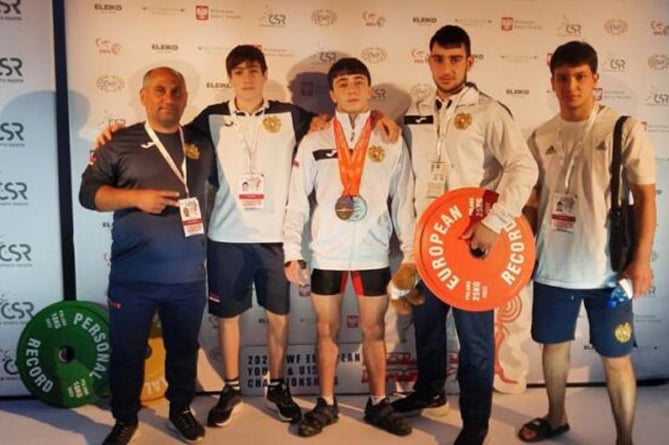 Два рекорда: армянский тяжелоатлет выиграл "золото" молодежного чемпионата Европы