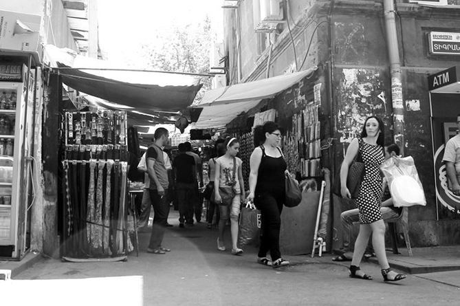 «Ֆիրդուսի» աշխատակիցները թույլ չեն տալիս ապամոնտաժել առևտրային տարածքը (ՖՈՏՈ) «Ֆիրդուսի» աշխատակիցները թույլ չեն տալիս ապամոնտաժել առևտրային տարածքը (ՖՈՏՈ)