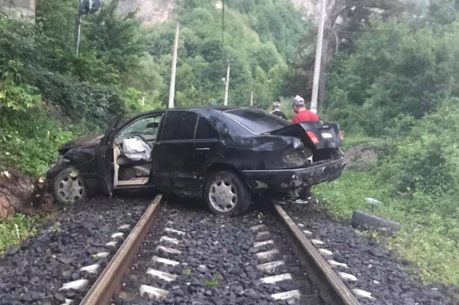 Լոռու մարզում մեքենան կամրջից ընկել է երկաթգծի վրա (ՖՈՏՈ)