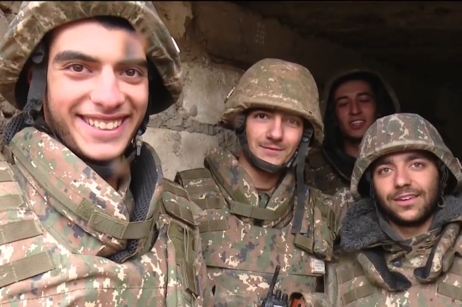 "Мы сейчас всех разобьем и скоро придем домой": воодушевляющие кадры с арцахской передовой (ВИДЕО)
