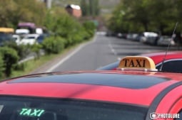Երևանում տաքսու վարորդը հափշտակել է ուղևորուհու հեռախոսը, փորձել հեռանալ, մեքենայի դուռը բռնած կինն ընկել է գետնին՝ ստանալով վնասվածքներ