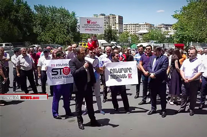 Адвокаты проводят акцию протеста в центре Еревана в знак поддержки своего коллеги, избитого полицейскими
