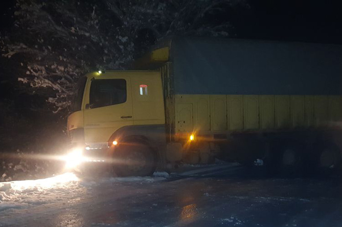 Два иранских автомобиля из-за гололеда застряли у города Джермука, частично заблокировав трассу Два иранских автомобиля из-за гололеда застряли у города Джермука, частично заблокировав трассу