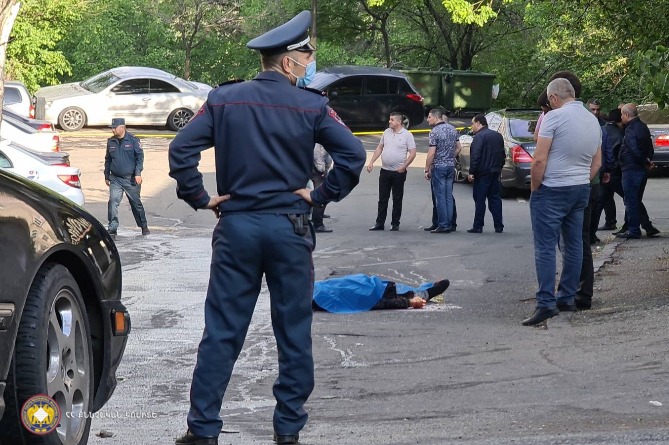  Убийство средь бела дня в Ереване. Кадры с места преступления (ФОТО, ВИДЕО)