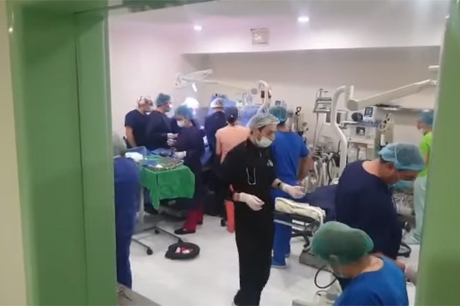 Врачи оперируют раненого российского журналиста, попавшего в Шуши под обстрела Азербайджана (ВИДЕО)