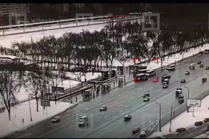 В Москве автобус въехал в подземный переход, есть погибшие (ВИДЕО) В Москве автобус въехал в подземный переход, есть погибшие (ВИДЕО)