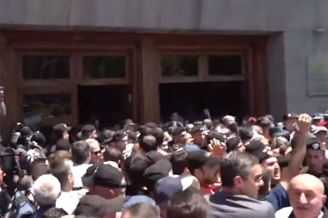 Լարված իրավիճակ կառավարության 3–րդ մասնաշենքի մոտ. ոստիկանները բերման են ենթարկում ցուցարարներին Լարված իրավիճակ կառավարության 3–րդ մասնաշենքի մոտ. ոստիկանները բերման են ենթարկում ցուցարարներին